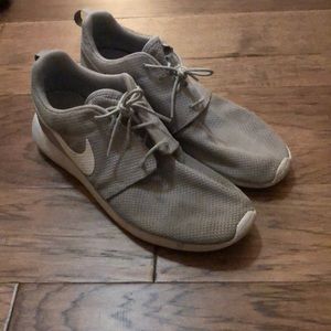 Nike roshe gray and white size 13